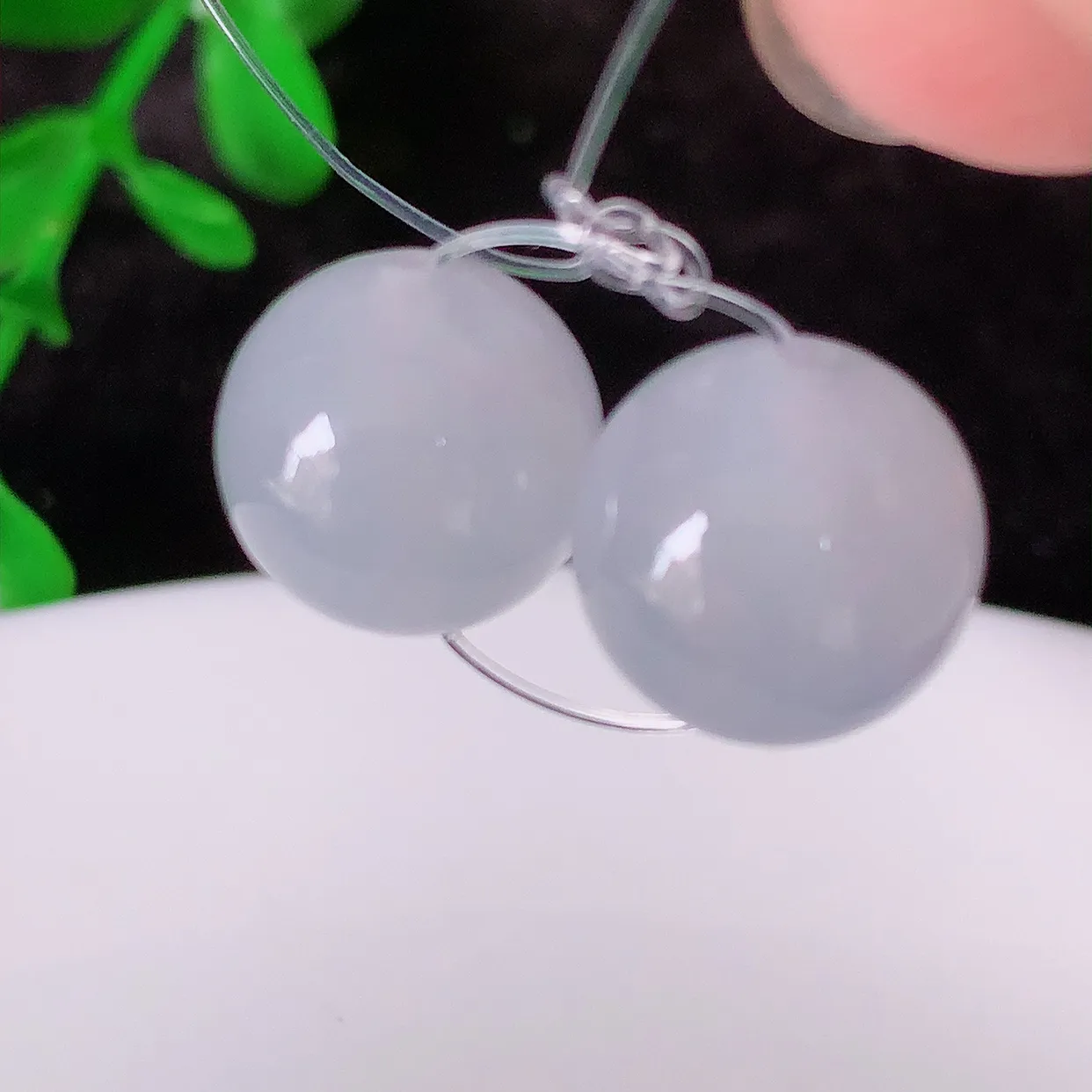 自然光实拍，冰种翡翠一对圆珠，转运珠吊坠，寓意“时来运转，财源滚滚” 寓意佳，荧光灼灼，转运珠佩戴时尚优雅！#41.22尺寸10.5mm