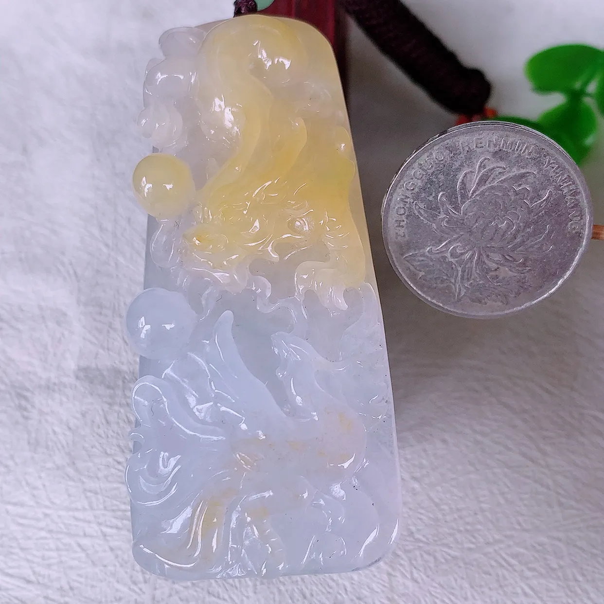 自然光实拍，精雕冰黄翡俏色翡翠龙凤牌吊坠，龙行天下，雕工立体精湛，翡翠龙牌，种老水足，配戴霸气时尚， 值得收藏!#46.19