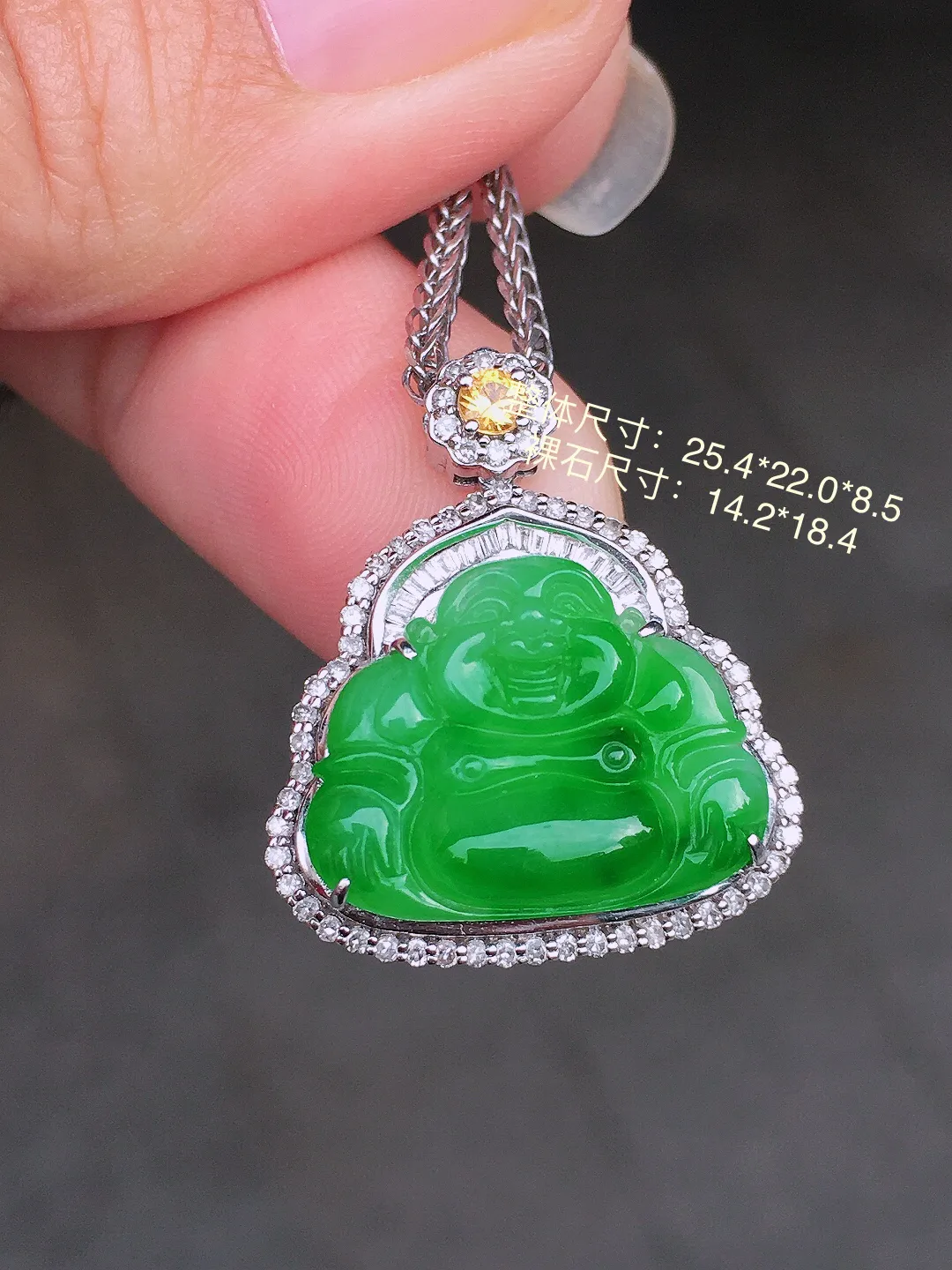 阳绿佛公吊坠，色泽均匀艳丽，玉质细腻，荧光感超
强，饱满圆润，尽显优雅气质，18k
金豪华镶嵌