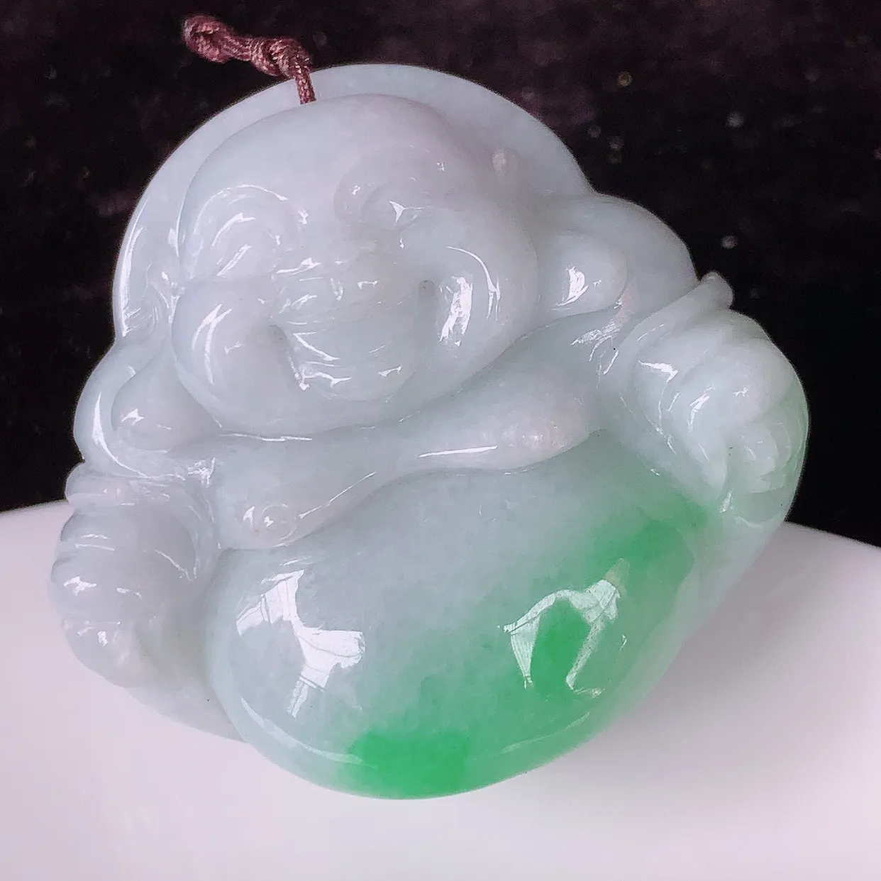 自然光实拍，大件厚装飘绿翡翠佛公吊坠，笑口常开，佛公在心中，一生平安幸福，佛公翠色迷人，佩戴佳品！#41.24