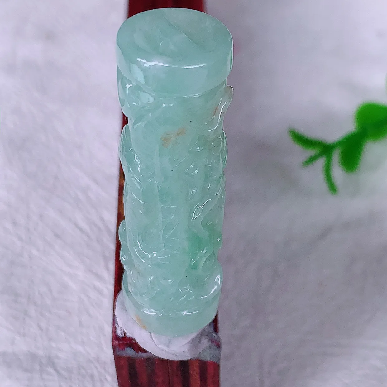 自然光实拍，精雕黄加绿翡翠龙柱吊坠，龙行天下，雕工立体精湛，种老水足，配戴霸气时尚，值得收藏!#46.19