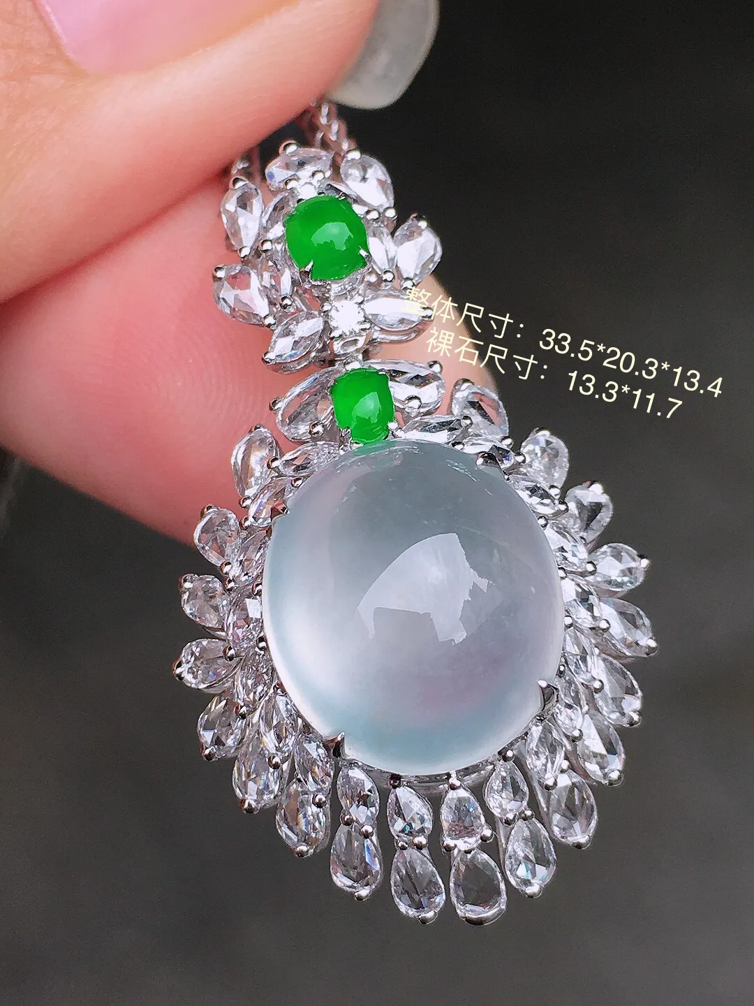 玻璃种蛋面吊坠，玉质细腻，荧光感超
强，饱满圆润，尽显优雅气质，18k
金豪华镶嵌