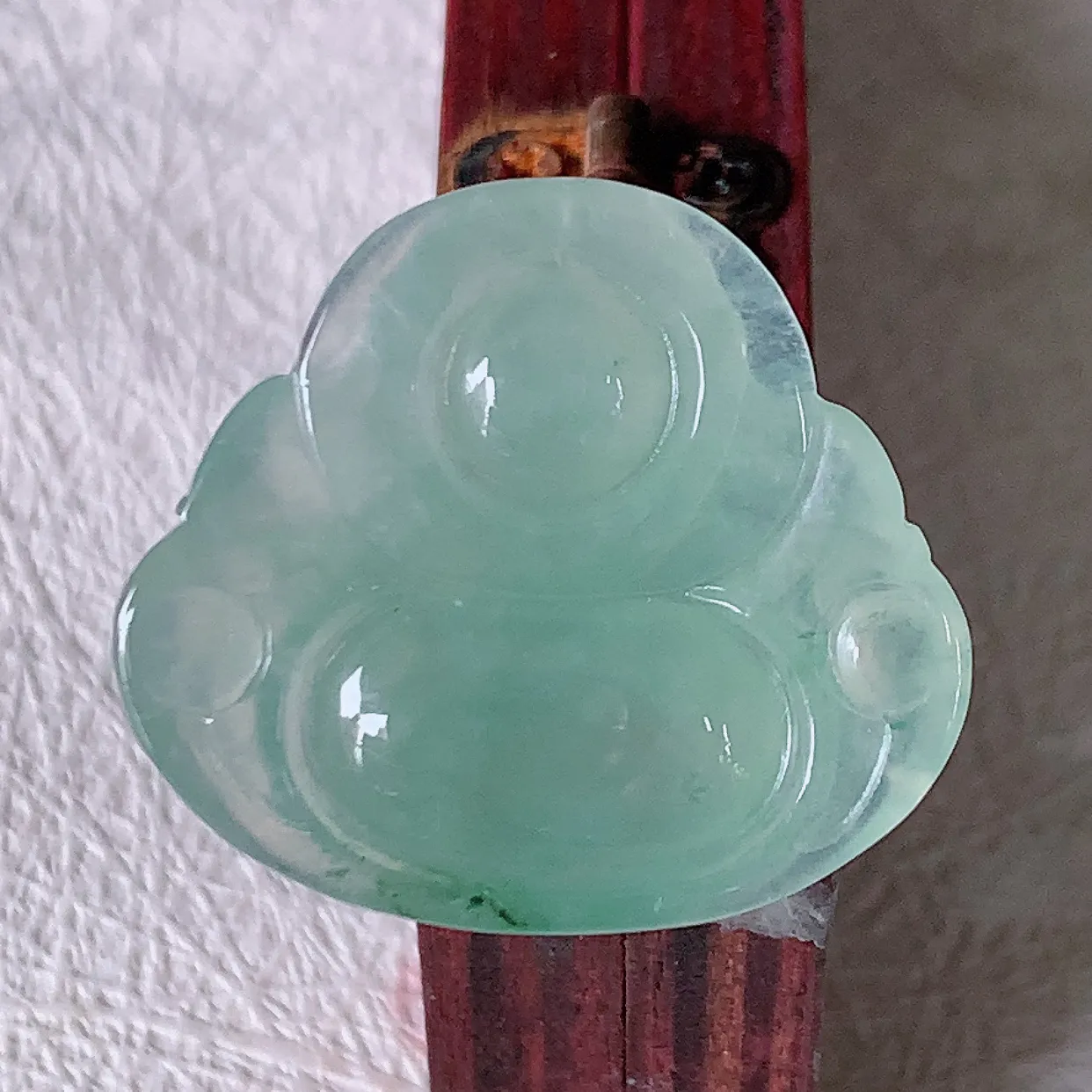 自然光实拍，冰种飘花翡翠佛公，水灵起胶，翠色迷人，佛公在心中，一生平安，饱满圆润，开怀大笑佛公，配戴灵气十足！#57.22