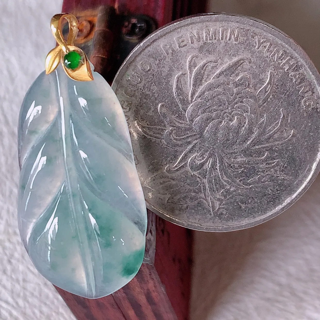 18K金镶嵌冰种飘花翡翠叶子吊坠 ，种水足，色泽清新，工艺精湛，叶子寓意美好；金枝玉叶，事业有成。#12.22