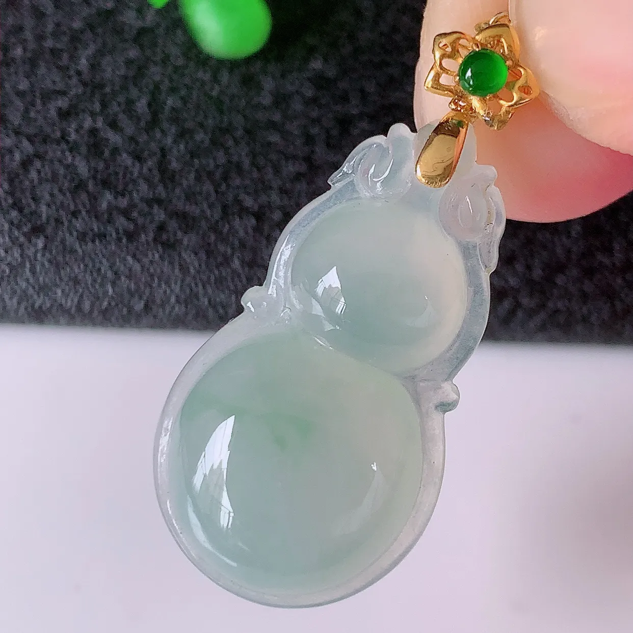 18K金镶嵌冰种飘花翡翠葫芦吊坠，葫芦寓意福禄双全，财源滚滚，佩戴效果优雅迷人！#12.24