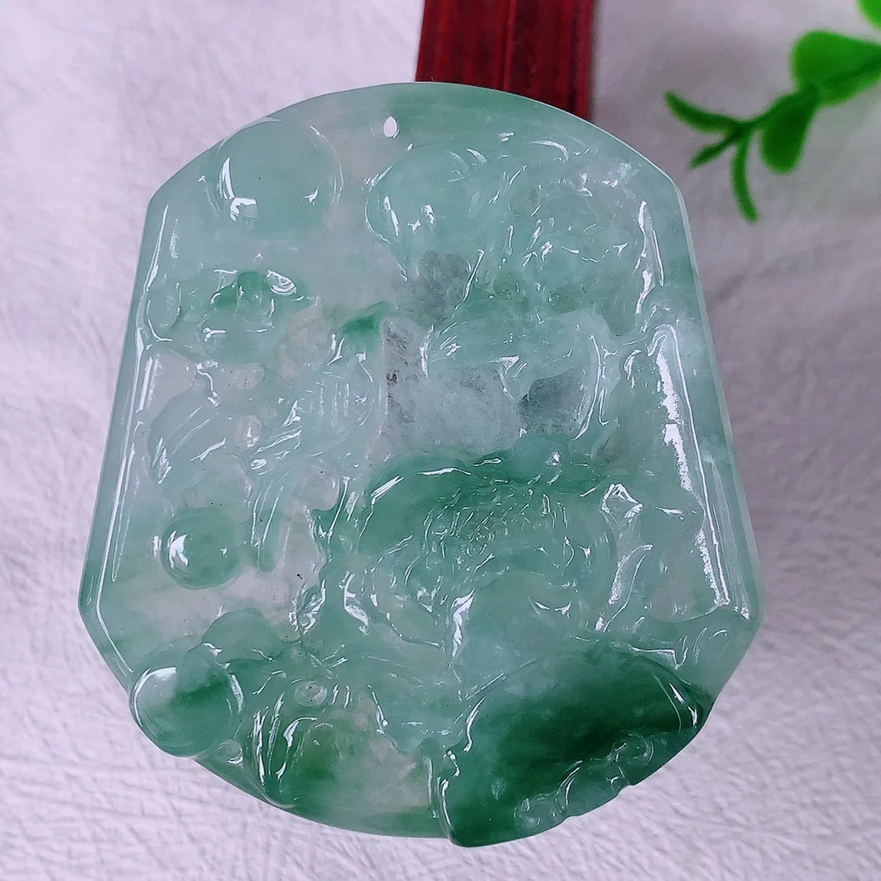 自然光实拍，冰种飘花翡翠喜上眉梢吊坠，时人之家，闻鹊声皆以为喜，故谓喜鹊报喜。”题材有喜上眉梢，双喜临门，花开富贵的美好意义。性价比超值！#46.19