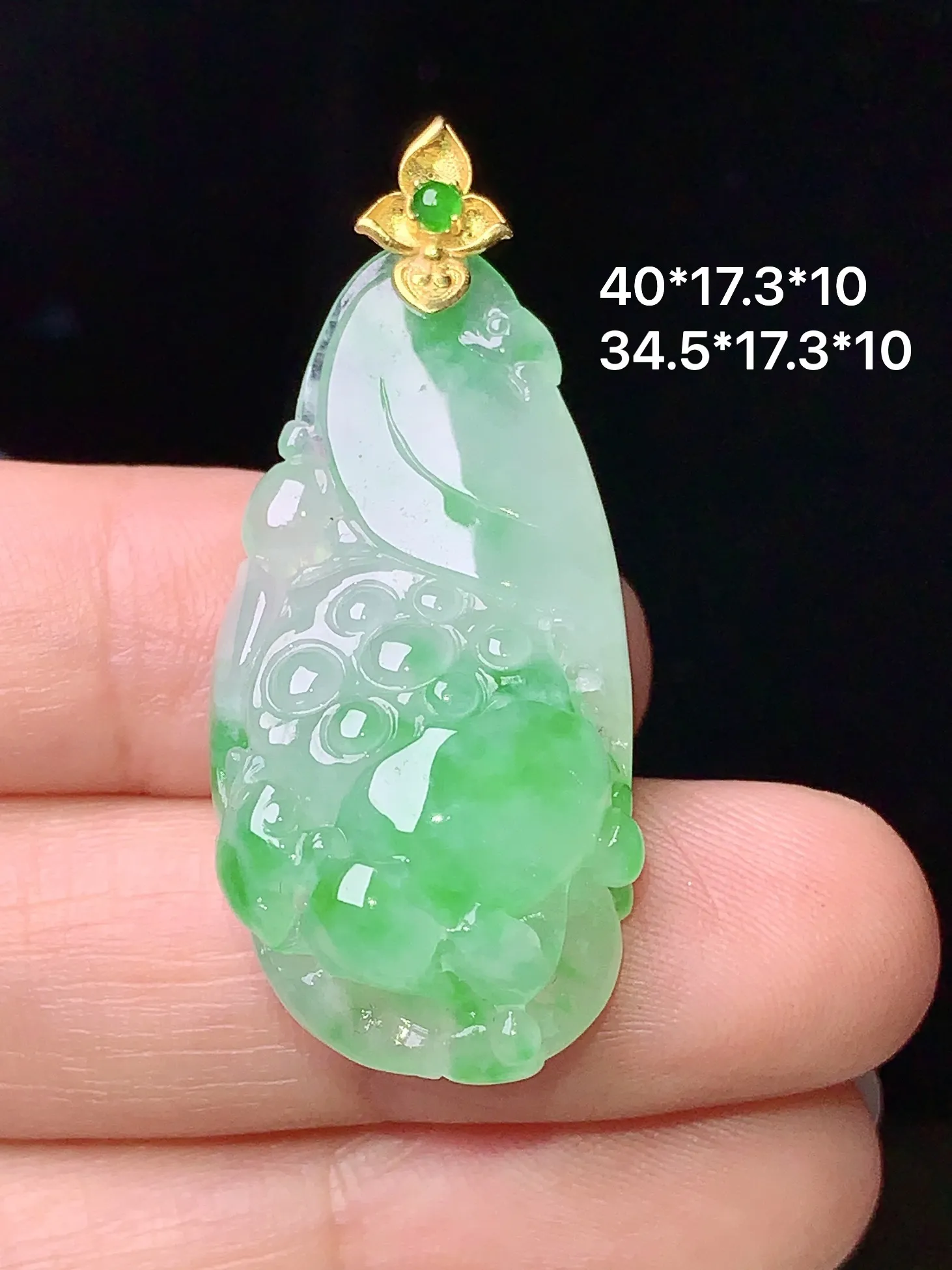 18k金镶嵌飘绿雕花花件吊坠 玉质细腻 色泽清新艳丽 整体尺寸40*17.3*10