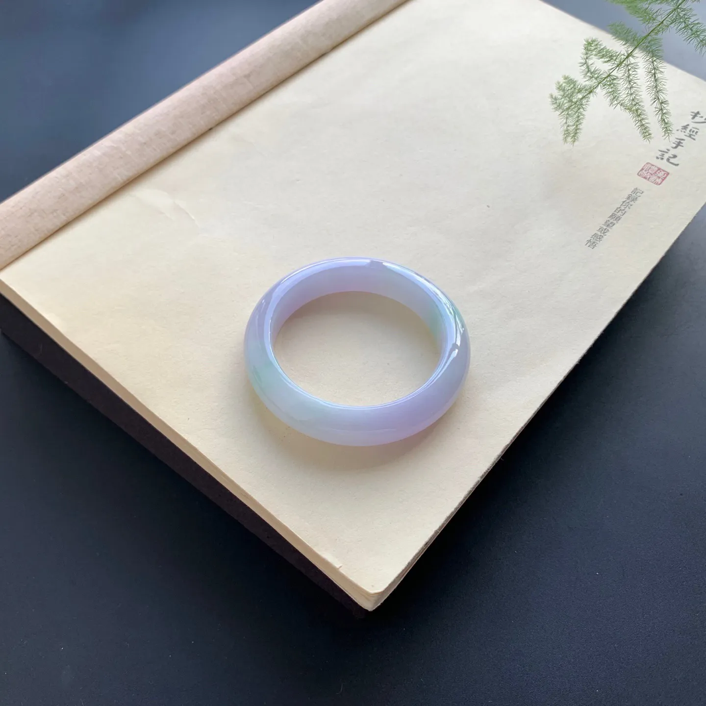 49圈口紫罗兰飘绿正圈手镯 尺寸：49-11.5-8.6，无纹裂，色泽艳丽，细腻光滑