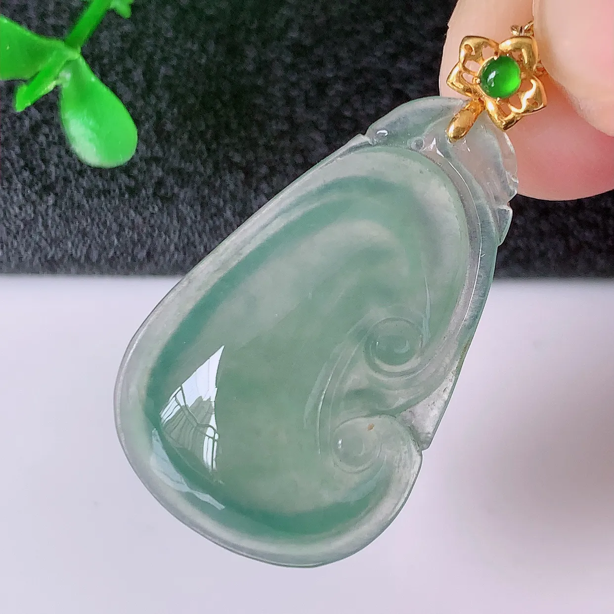 18K金镶嵌冰种翡翠如意吊坠，简单的镶嵌设计、让玉坠百搭又精致，寓意着吉祥，事事如意！#12.24