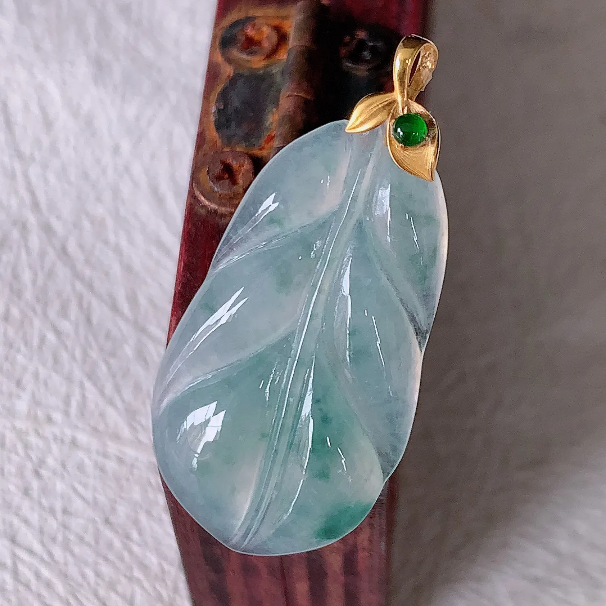 18K金镶嵌冰种飘花翡翠叶子吊坠 ，种水足，色泽清新，工艺精湛，叶子寓意美好；金枝玉叶，事业有成。#12.22