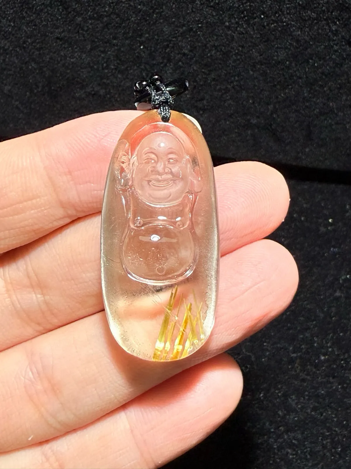 天然钛晶弥勒佛吊坠  效应强钛质金黄，晶体通透雕刻弥勒佛，工艺精湛，佩戴观音可庇护缘主一