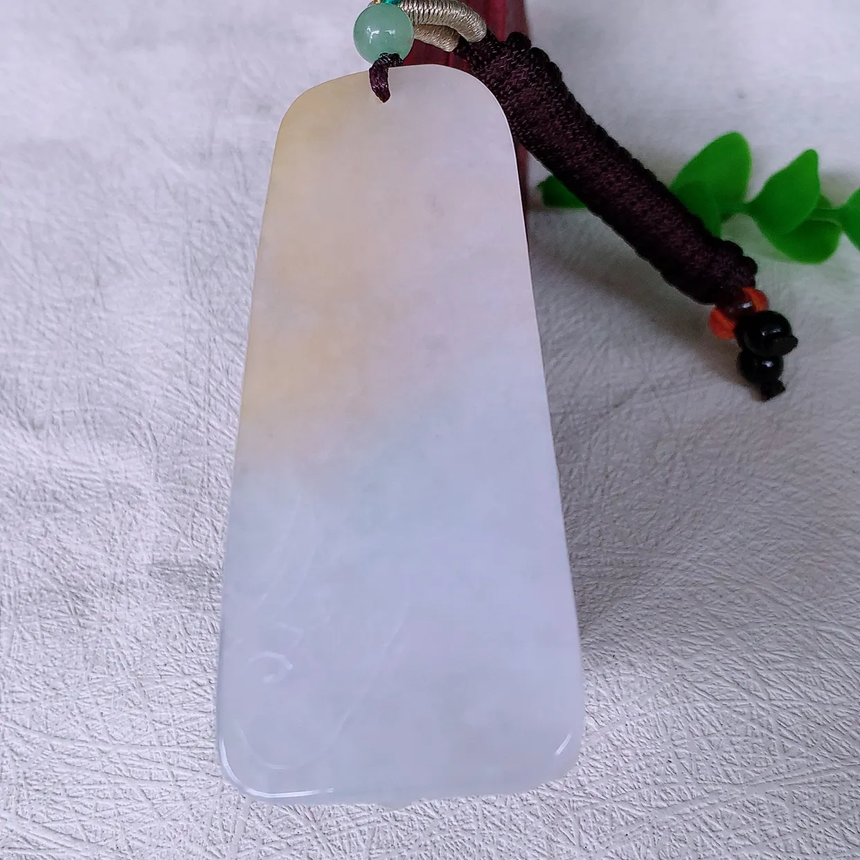 自然光实拍，精雕冰黄翡俏色翡翠龙凤牌吊坠，龙行天下，雕工立体精湛，翡翠龙牌，种老水足，配戴霸气时尚， 值得收藏!#46.19