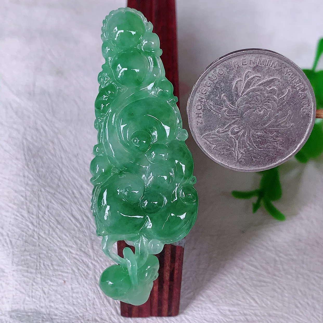 自然光实拍，冰飘花翡翠如意吊坠，冰透，翠色灵动，饱满，万事如意，如意一生，配戴精美！#01.19