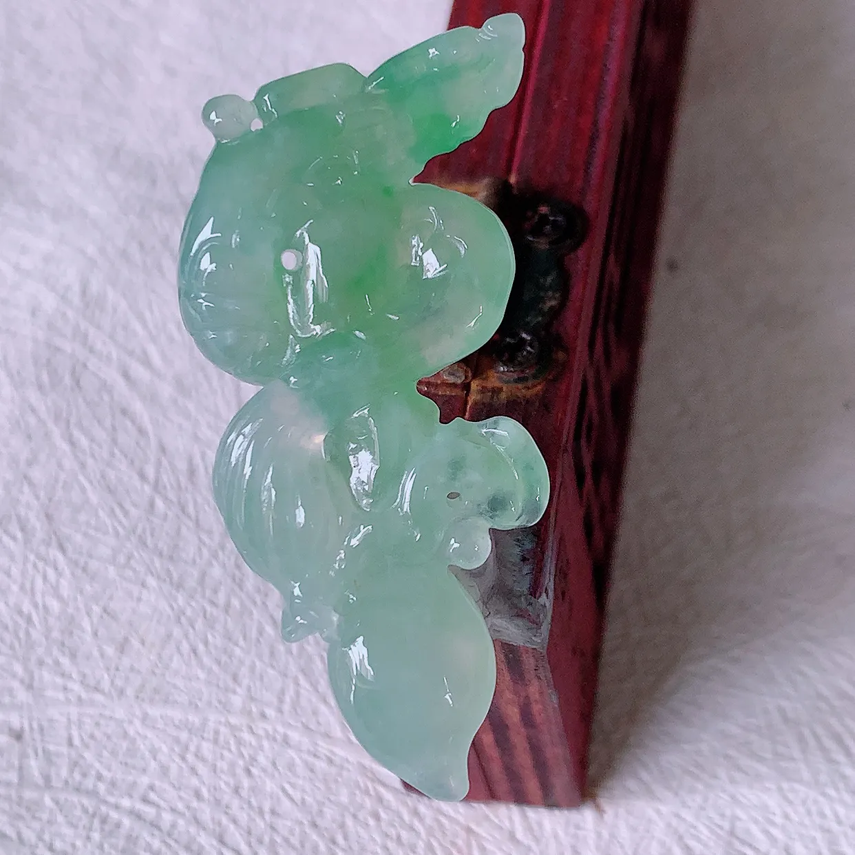 自然光实拍，精雕冰种飘绿翡翠龙吊坠，龙行天下，雕工立体精湛，种老水足，配戴霸气时尚，值得收藏!#01.22