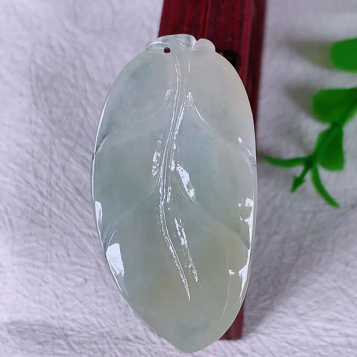 自然光实拍，冰种黄翡事业有成叶子翡翠吊坠，莹润且起胶，叶子清秀优雅， 佩戴大业有成！#01.19