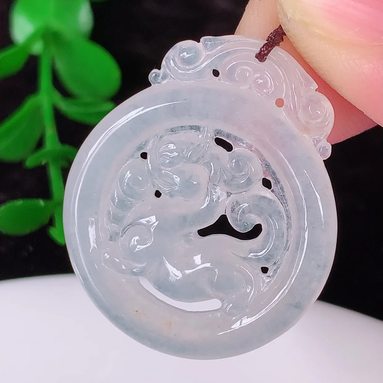 自然光实拍，冰种翡翠麒麟吊坠，仿古招财进宝如意玉麒麟；冰透起莹，老坑冰润，镂空精雕工艺。佩戴翡翠麒麟挂坠，则是寓意吉祥平安、太平盛世、天下统一#57.19