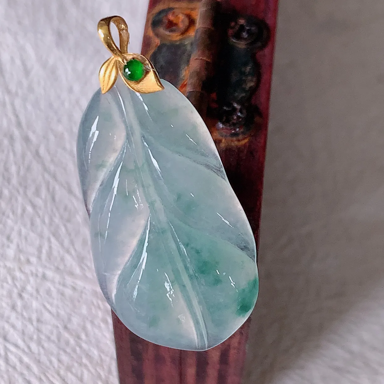 18K金镶嵌冰种飘花翡翠叶子吊坠 ，种水足，色泽清新，工艺精湛，叶子寓意美好；金枝玉叶，事业有成。#12.22