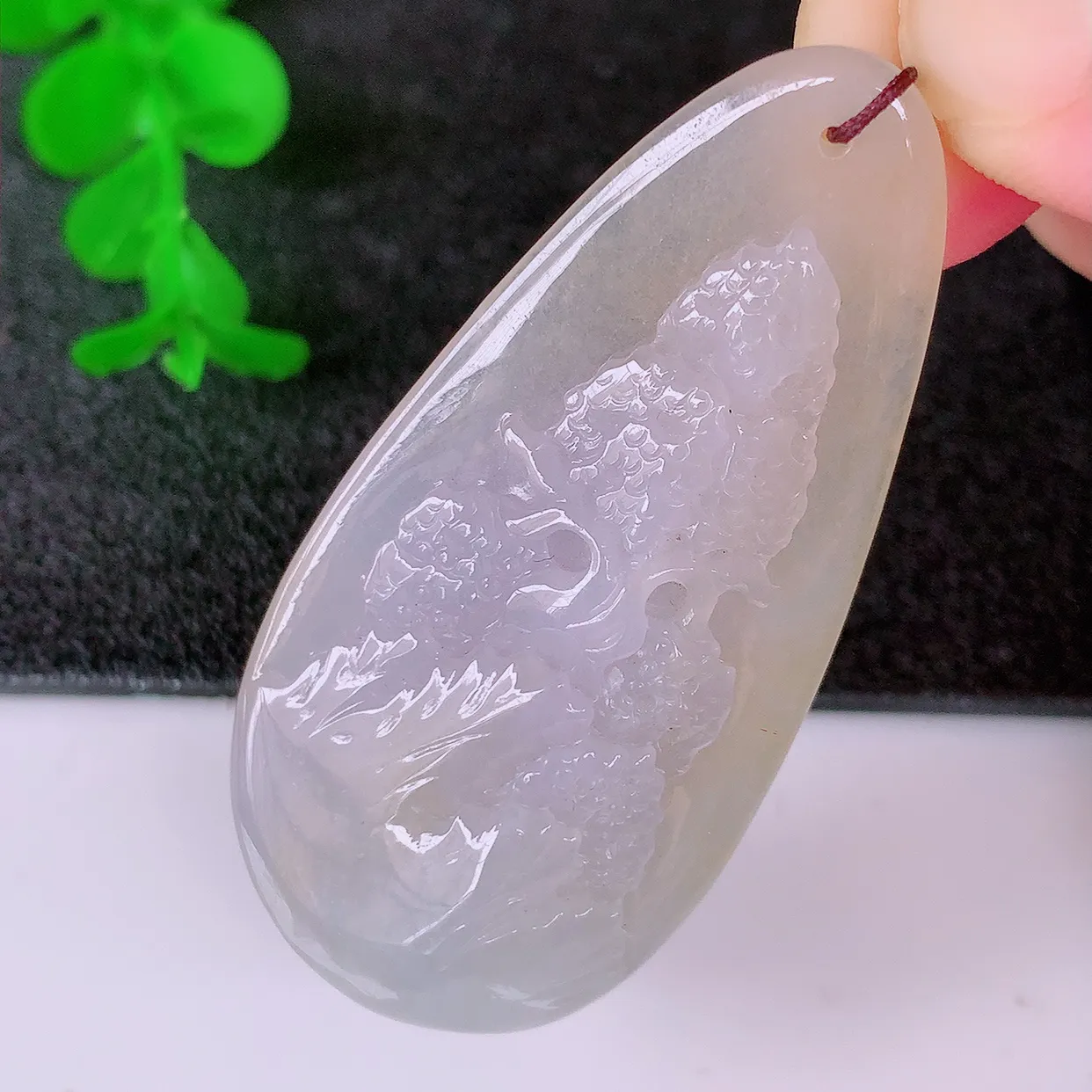 自然光实拍，冰黄翡双彩翡翠山水牌吊坠，翡翠山水牌，寓意“常青、背靠大山、水（财）长流、平安之意”生机盎然的翠意，一眼既心醉，雕工精致，佩戴效果优雅迷人！#60.24