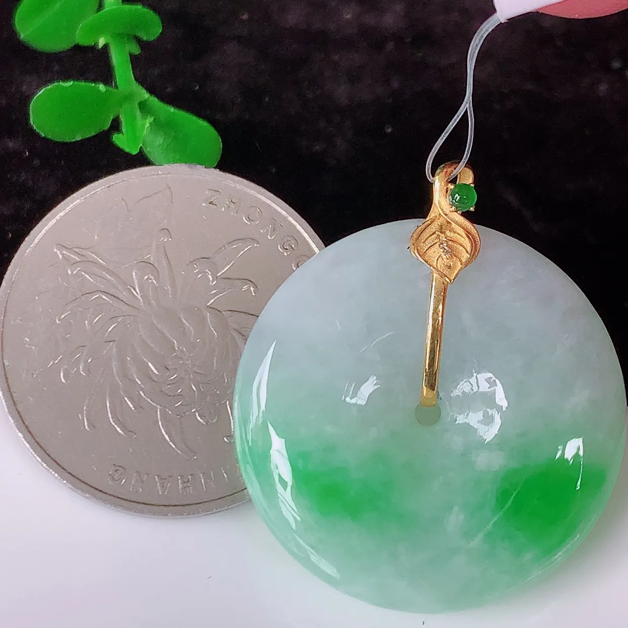 18k金镶嵌冰润飘阳绿翡翠平安扣吊坠，款式新颖时尚，日常百搭的款。清秀高雅，佩戴优雅高贵！#49.19整体30*26*6.5裸石26*26mm