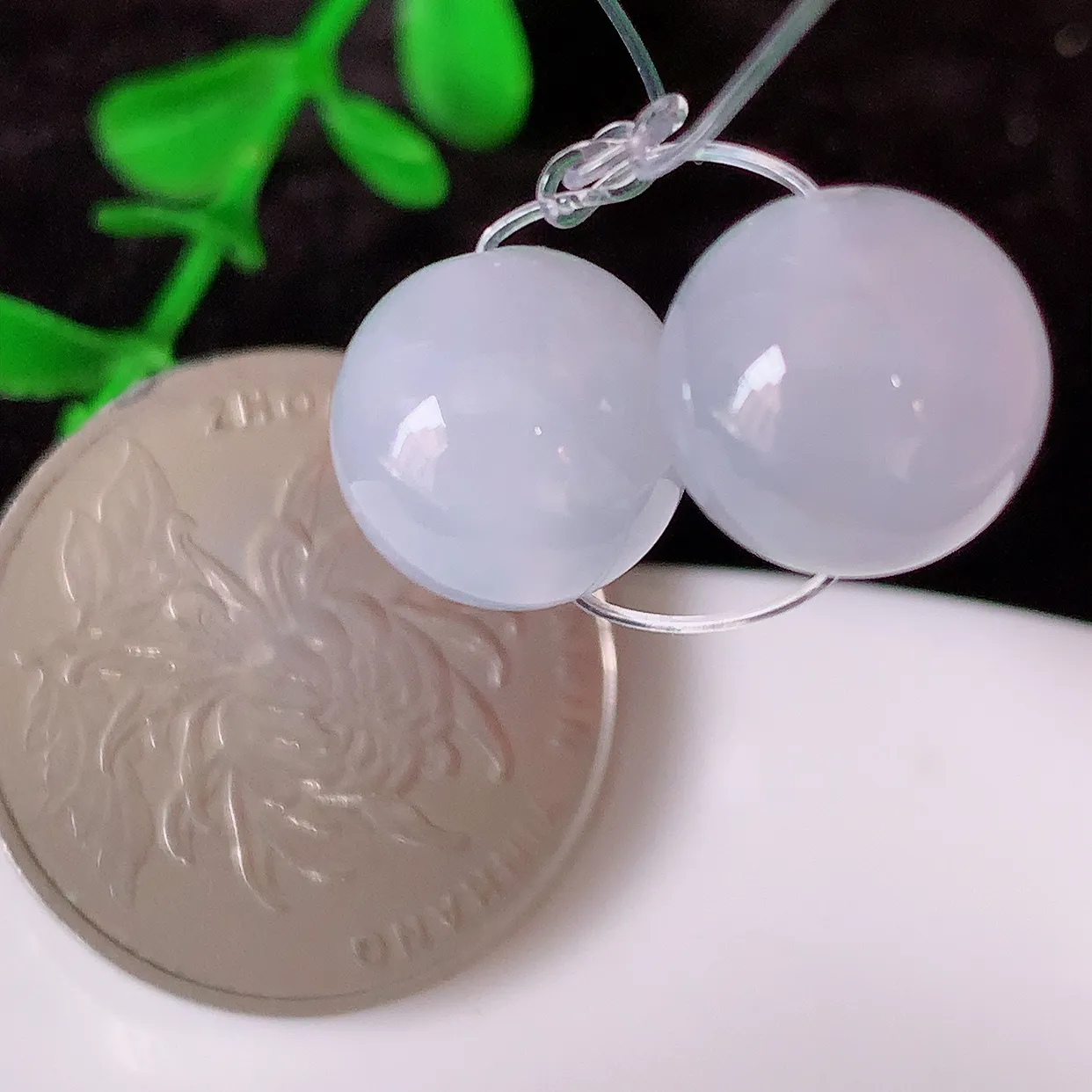 自然光实拍，冰种翡翠一对圆珠，转运珠吊坠，寓意“时来运转，财源滚滚” 寓意佳，荧光灼灼，转运珠佩戴时尚优雅！#41.22尺寸10.5mm
