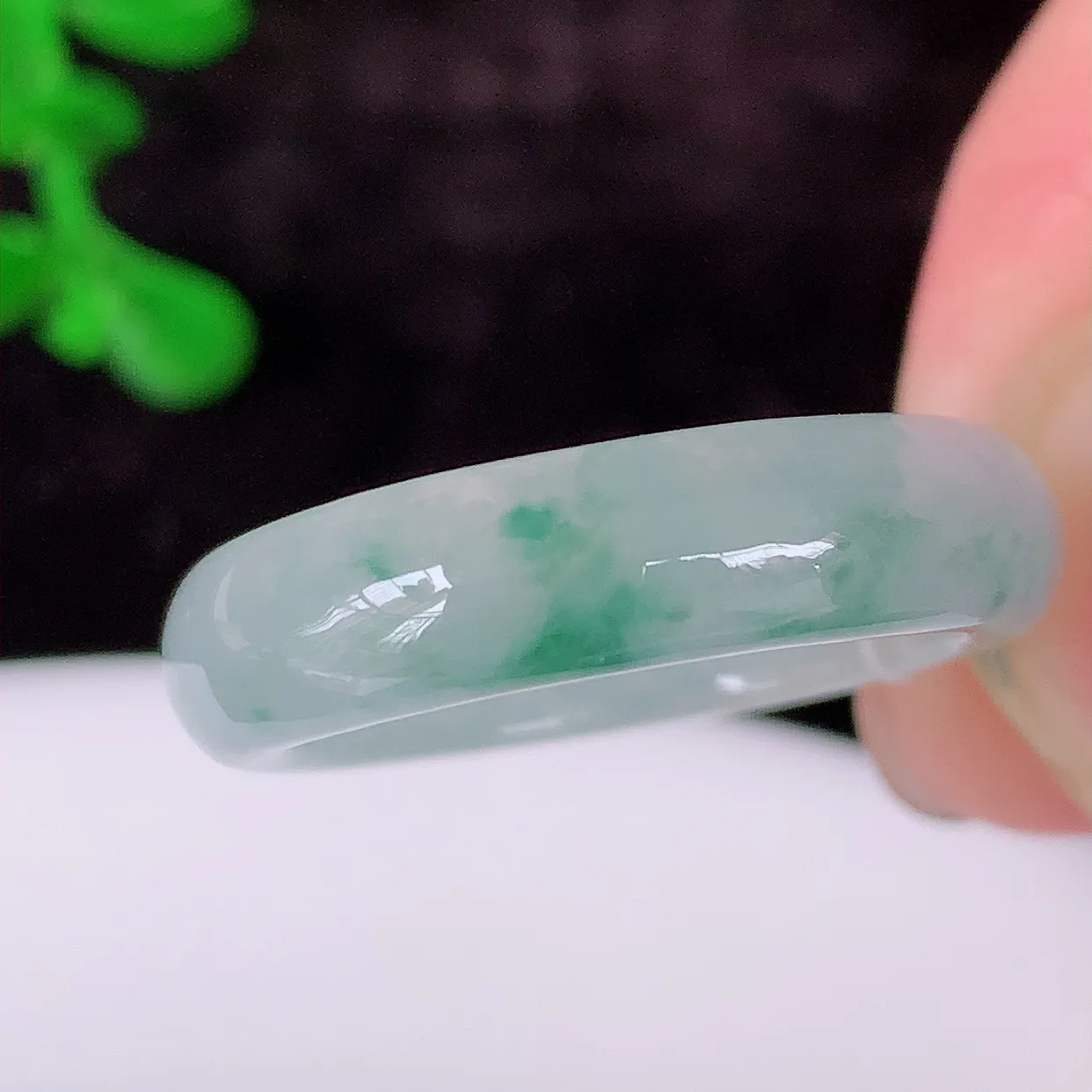 自然光实拍，18.2mm内径冰种飘花翡翠指环，玉戒指，玉质莹润，好精美好冰润的指环，17圈口，上手纤巧！#49.19尺寸18.2*5.2*3mm