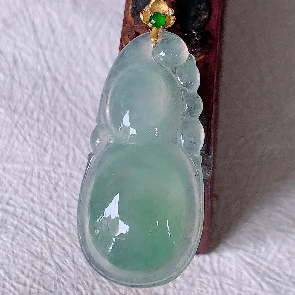 18K金镶嵌冰种翡翠葫芦吊坠，葫芦寓意福禄双全，财源滚滚，佩戴效果优雅迷人！#12.22