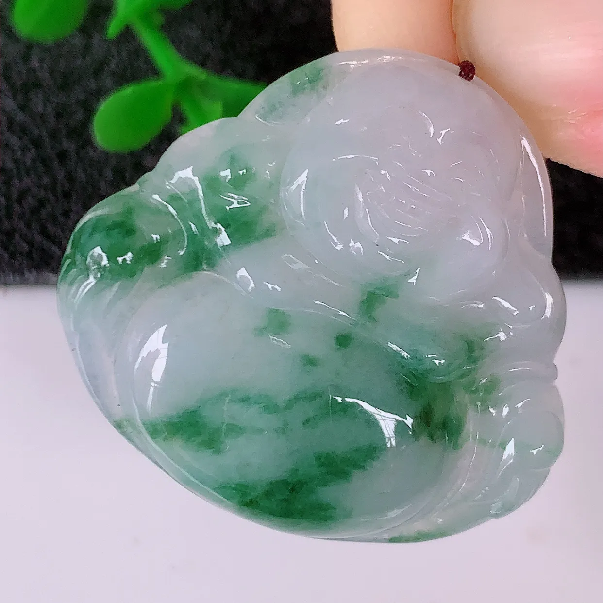 自然光实拍，冰飘花翡翠佛公吊坠，玉笑佛，饱满，开脸喜庆，配戴优雅迷人！#57.24
