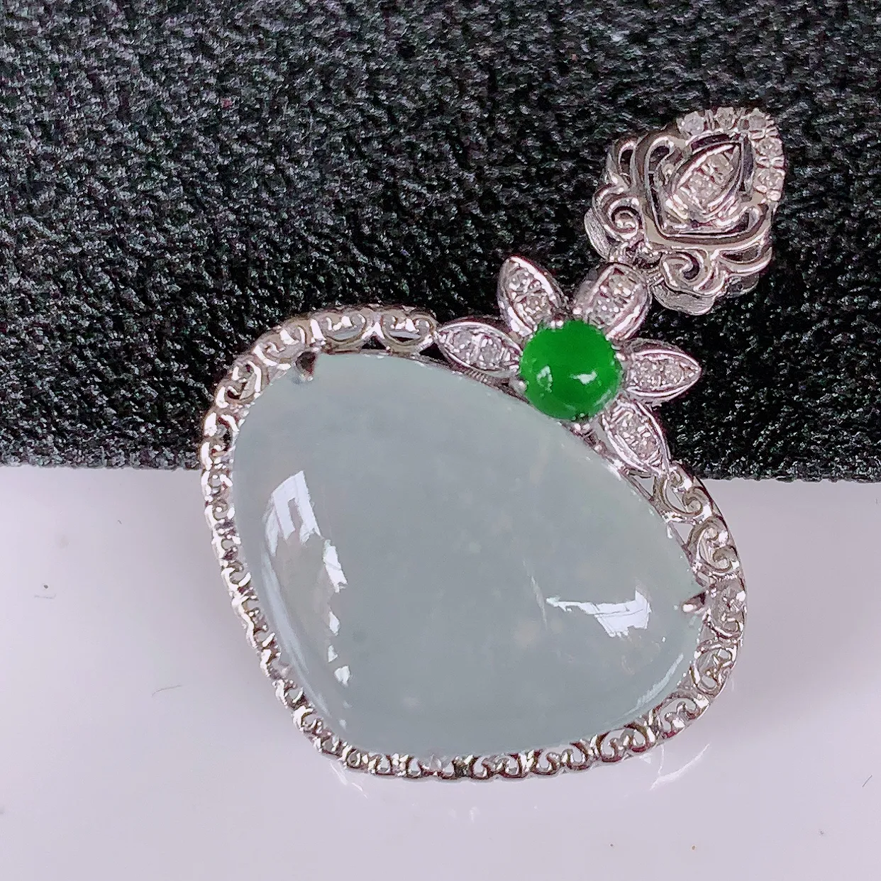 自然光实拍，18k金镶嵌冰种雪花棉翡翠爱心吊坠，冰胶饱满，起荧光，造型精美别致，送礼或自留佳选！#0