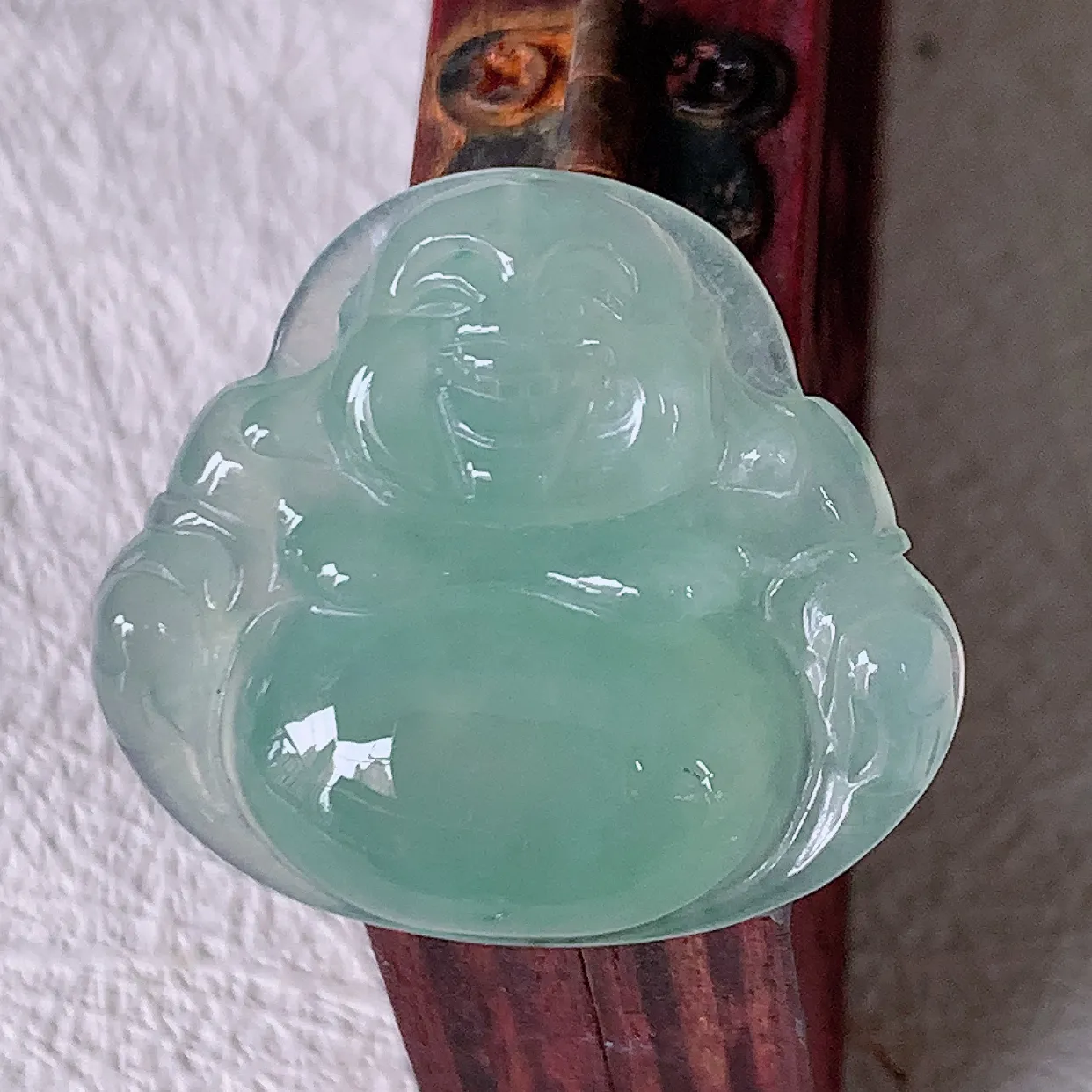 自然光实拍，冰种飘花翡翠佛公，水灵起胶，翠色迷人，佛公在心中，一生平安，饱满圆润，开怀大笑佛公，配戴