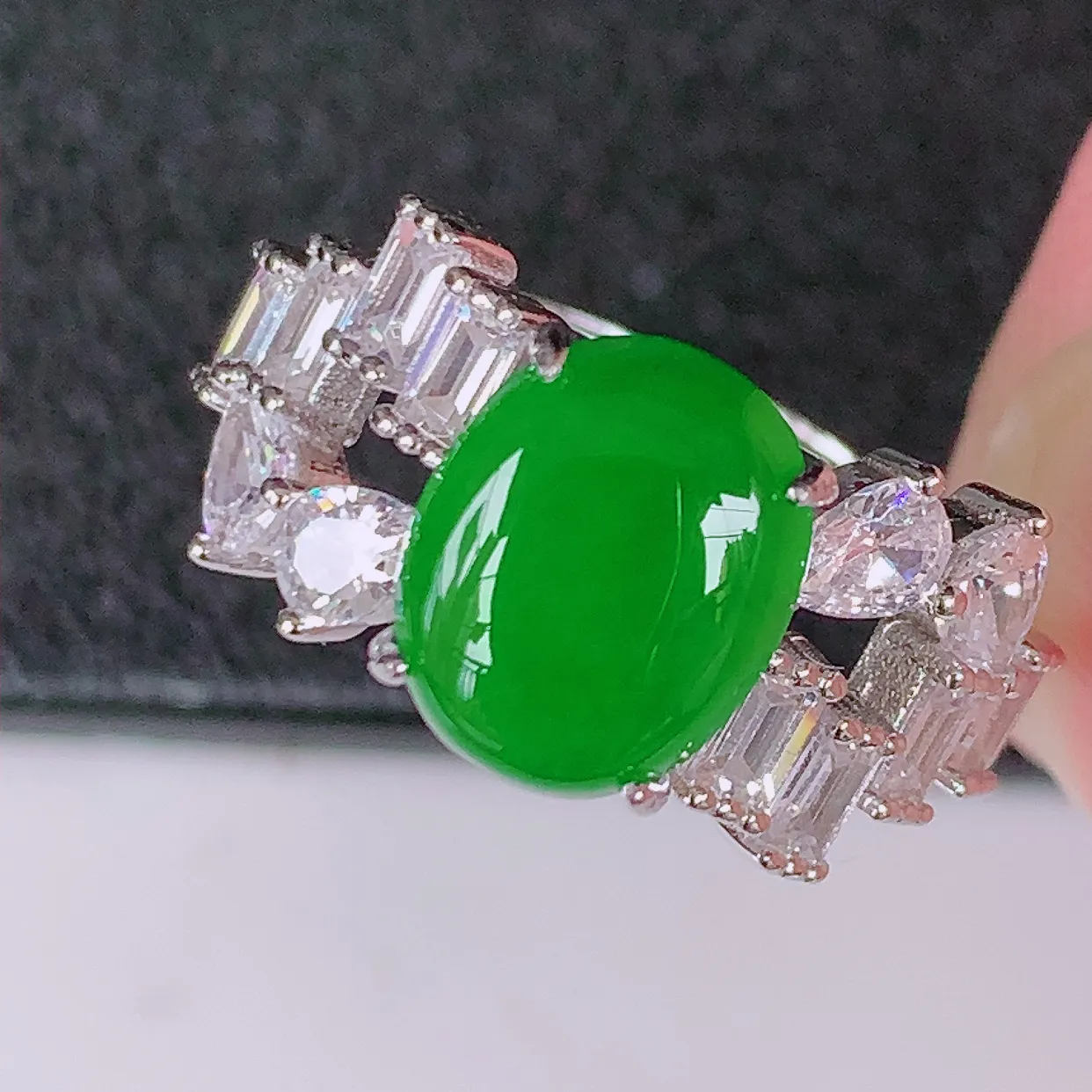 冰透满绿翡翠925银镶嵌戒指，自然光实拍，翠色灵动，颜色漂亮，种老水足，品相佳，佩戴佳品！#97.19（圈口可调大小）整体23.8-17-5裸石10-7.8mm