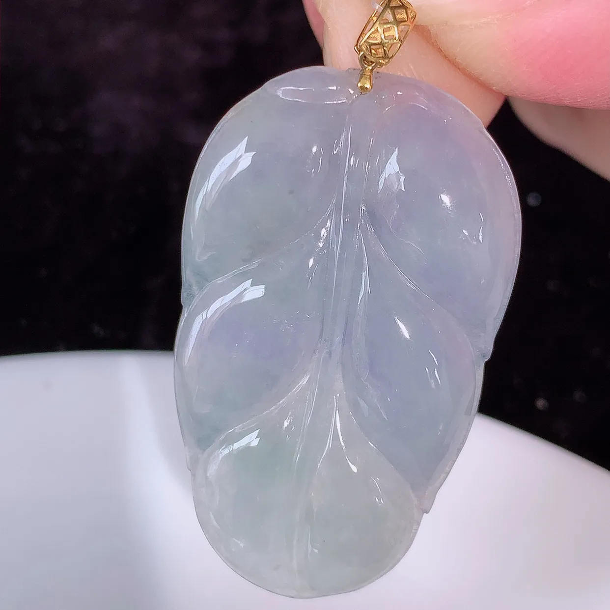 18K金镶嵌冰紫罗兰翡翠叶子吊坠 ，种水足，色泽清新，工艺精湛，叶子寓意美好；金枝玉叶，事业有成。#