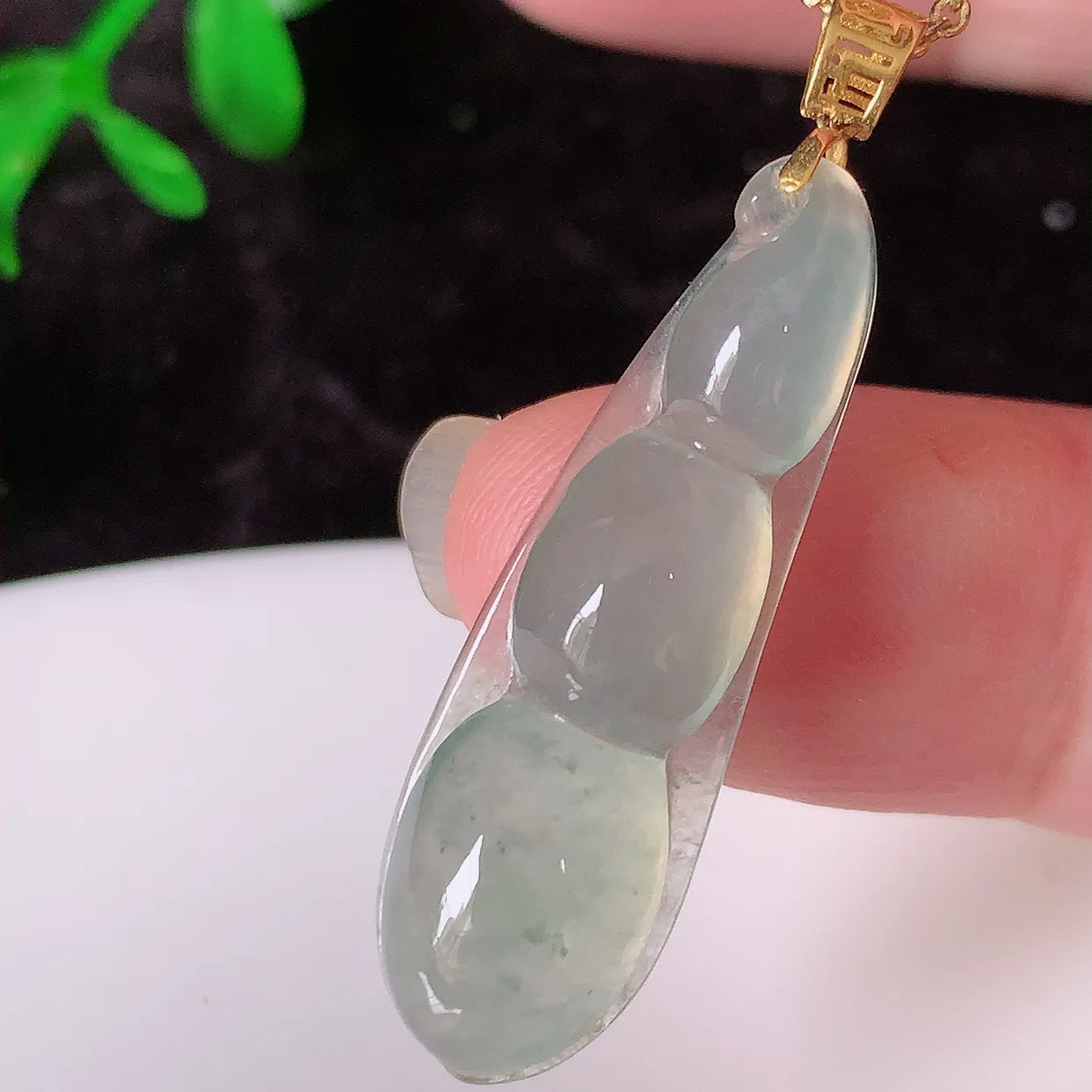 18K金镶嵌冰种翡翠四季豆吊坠，平安豆福豆玉坠，冰润通透，豆粒饱满，寓意：豆蔻年华！#41.22