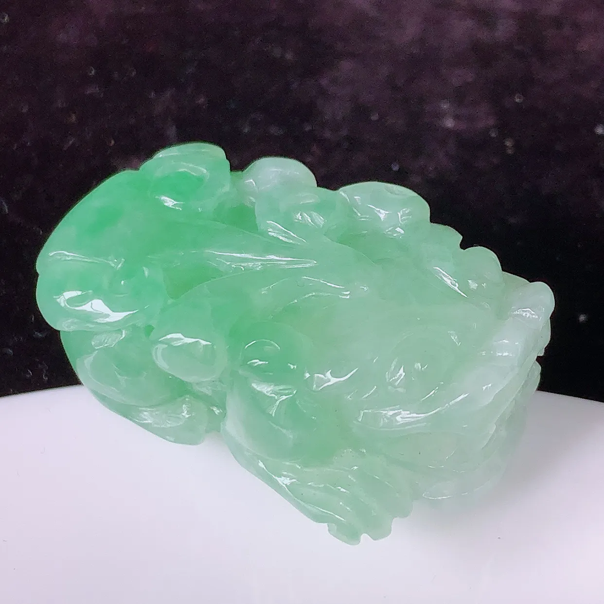 自然光实拍，冰润满绿翡翠霸王貔貅吊坠，民间有“一摸貔貅运程旺盛，再摸貔貅财运滚滚，三摸貔貅平步青云 