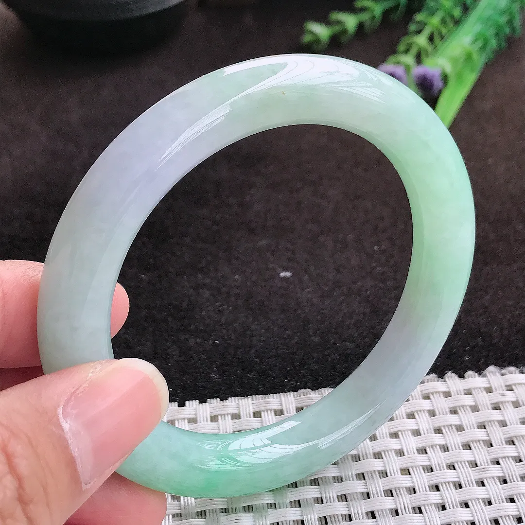 自然光56.5/10.2/10老坑精美温润飘绿圆条手镯翡翠玉镯手环