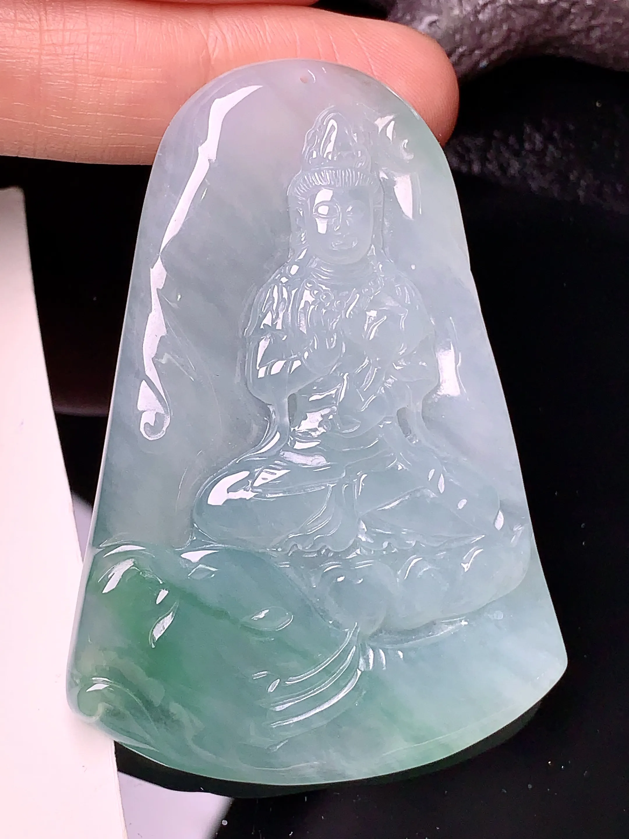 冰种飘绿观音吊坠 玉质细腻 色泽清新艳丽 整体尺寸60.7*42.5*5.3