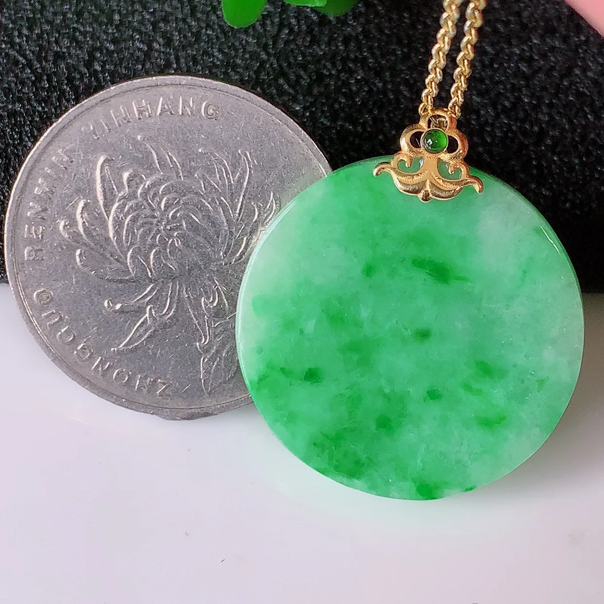 18K金镶嵌冰润飘绿翡翠圆平安无事牌吊坠，翡翠无事牌，平平安安，无事牌翠色灵动，佩戴平安时尚！#57.24