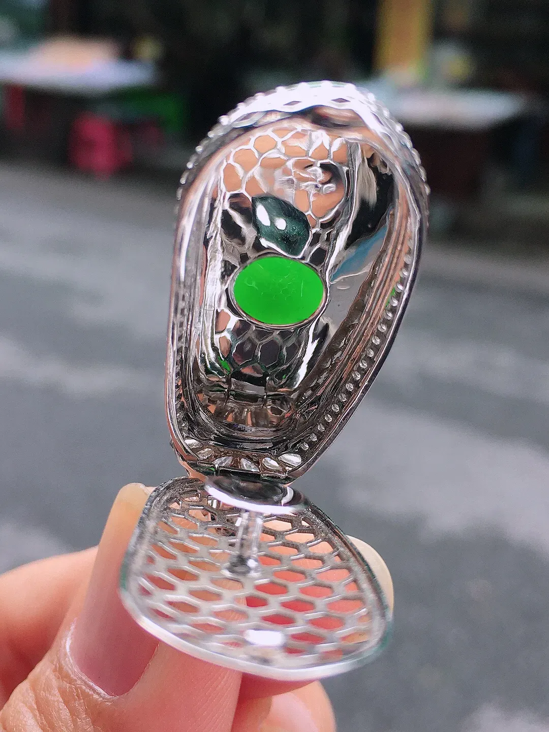 阳绿福豆吊坠，色泽均匀艳丽，玉质细腻，荧光感超
强，饱满圆润，尽显优雅气质，18k
金豪华镶嵌