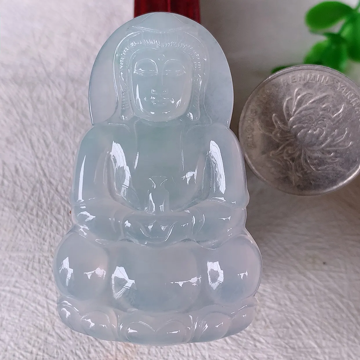 自然光实拍，冰种翡翠观音吊坠，赐福翡翠观音，冰透，起强玻璃光泽，观音面相慈祥，雕琢细致，佩戴气质！#60.24