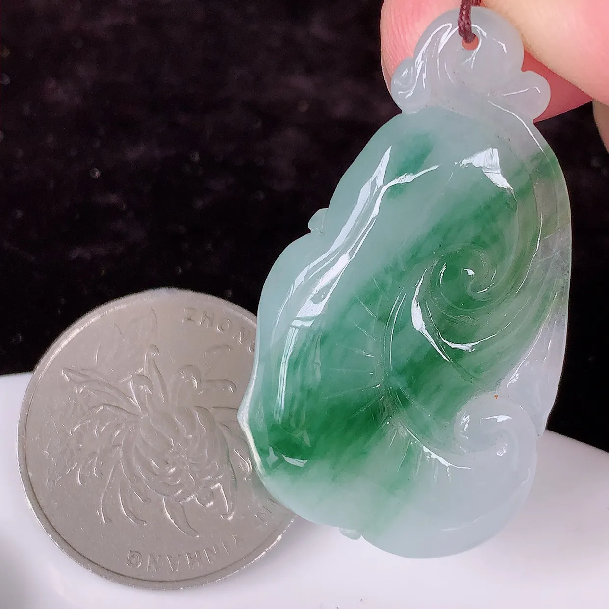 自然光实拍，冰飘花翡翠如意吊坠，冰透，翠色灵动，饱满，万事如意，如意一生， 配戴精美！#87.19