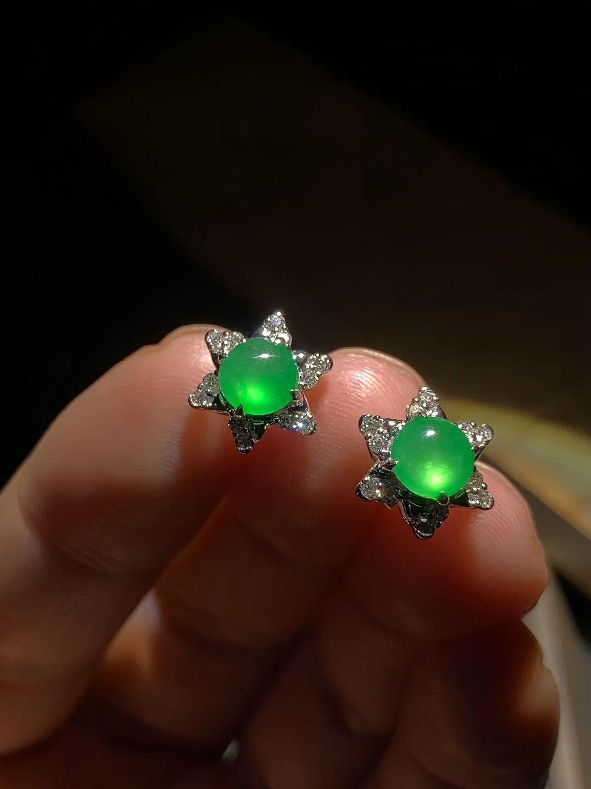 翡翠绿蛋面耳钉，裸石约6-5.8-2.5mm，
18K金，南非钻，