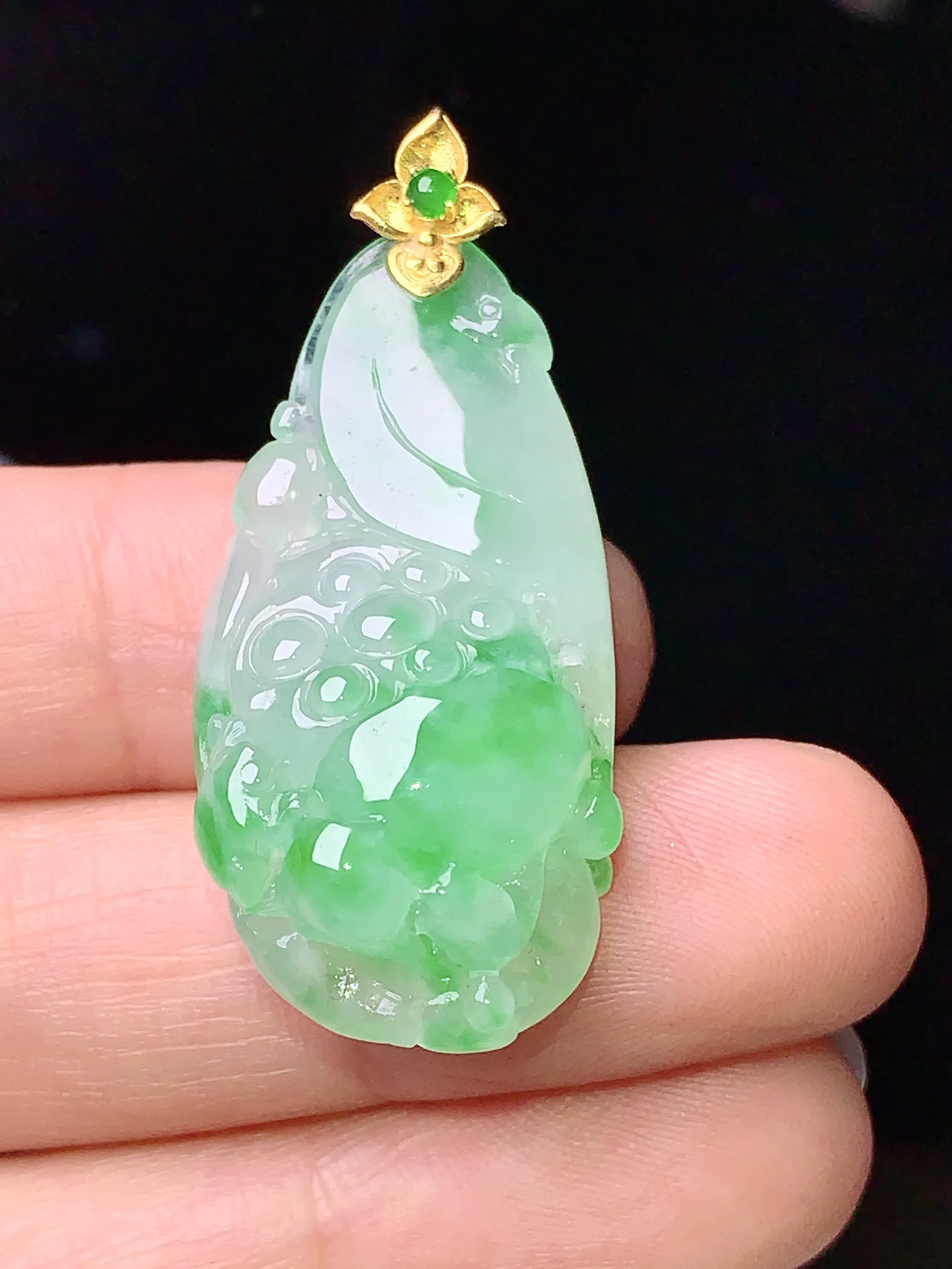 18k金镶嵌飘绿雕花花件吊坠 玉质细腻 色泽清新艳丽 整体尺寸40*17.3*10