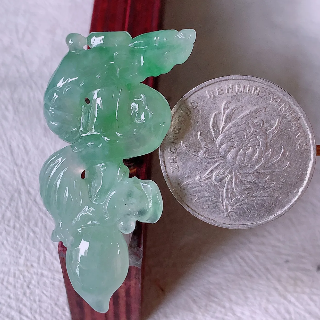 自然光实拍，精雕冰种飘绿翡翠龙吊坠，龙行天下，雕工立体精湛，种老水足，配戴霸气时尚，值得收藏!#01.22