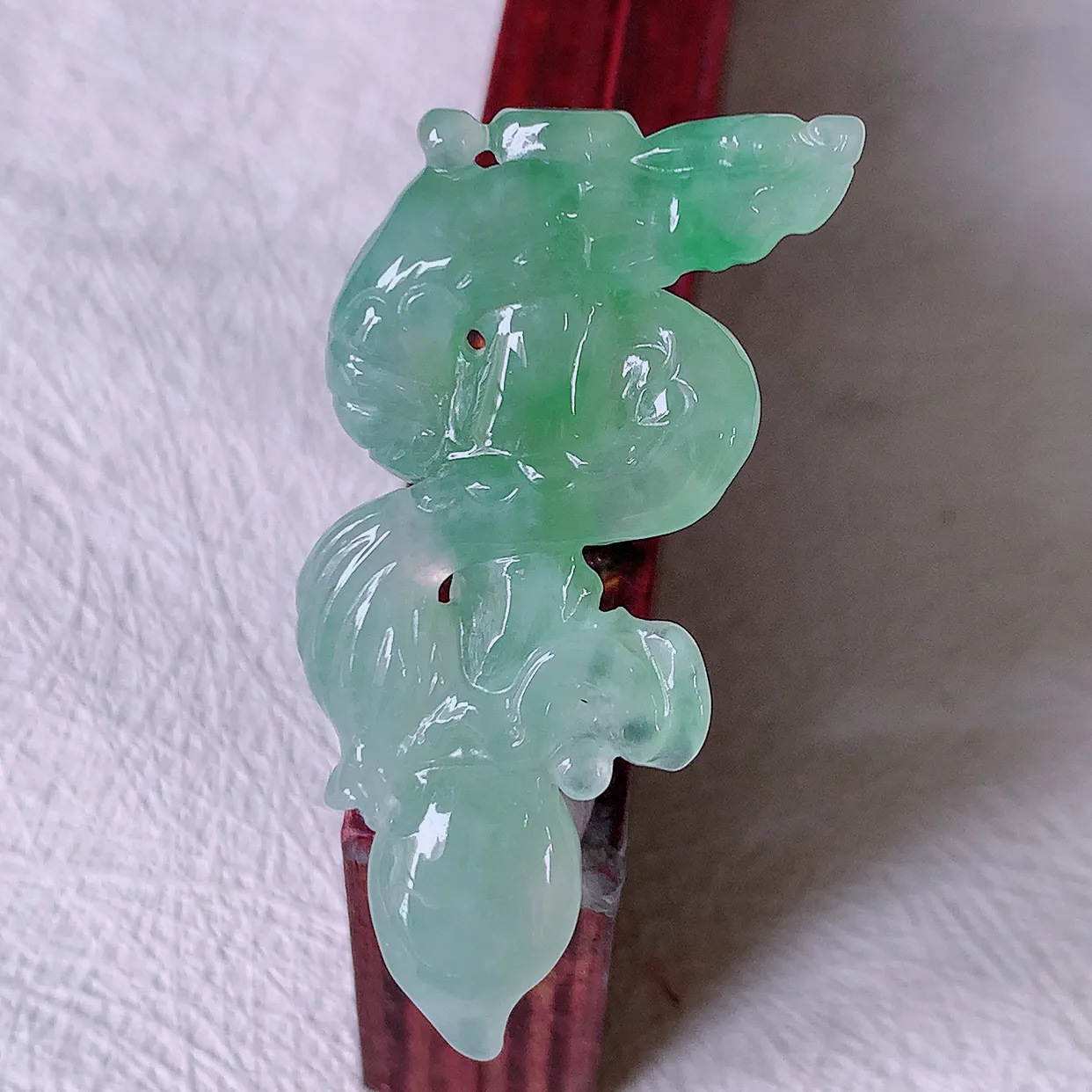 自然光实拍，精雕冰种飘绿翡翠龙吊坠，龙行天下，雕工立体精湛，种老水足，配戴霸气时尚，值得收藏!#01.22