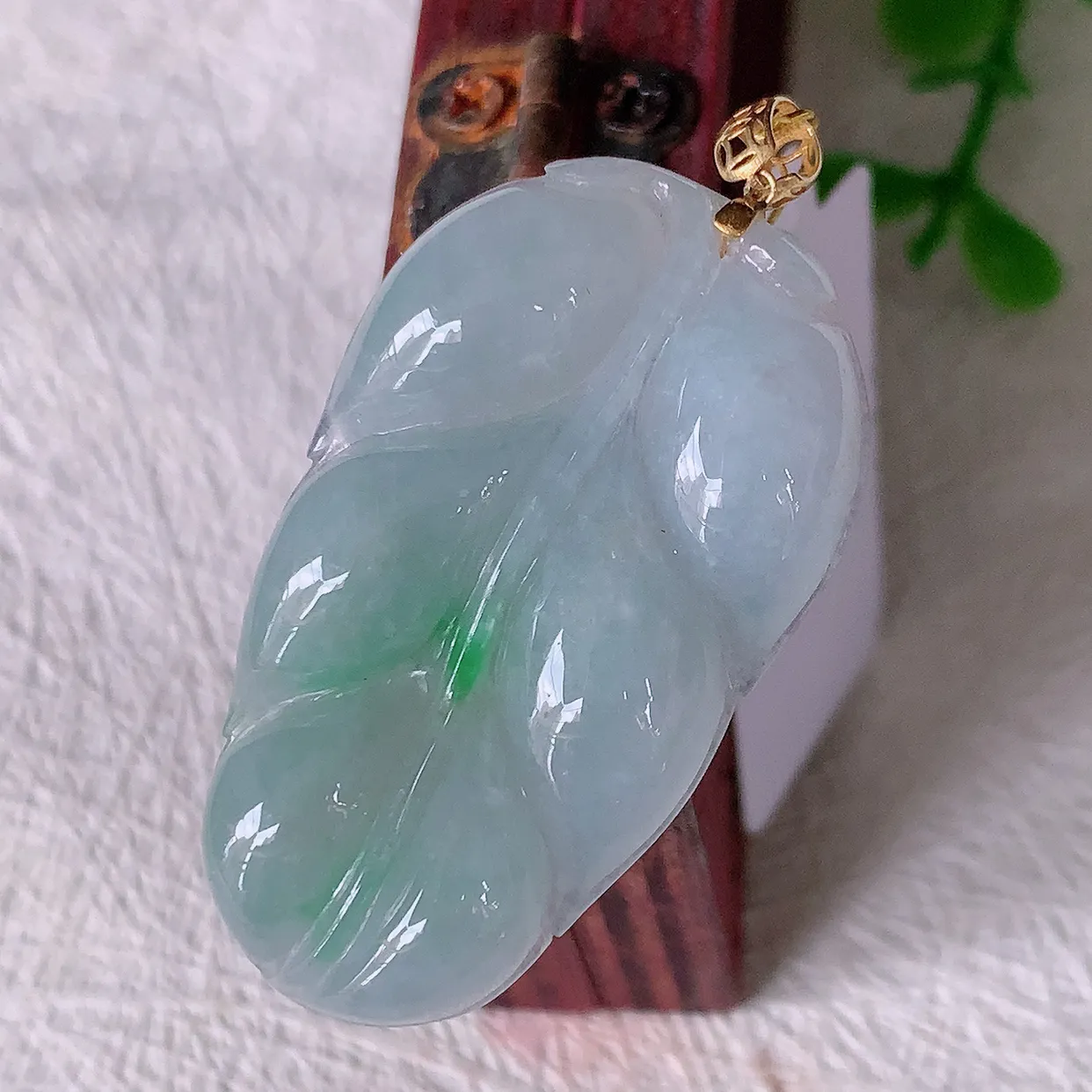 18K金镶嵌冰春带彩翡翠叶子吊坠 ，种水足，色泽清新，工艺精湛，叶子寓意美好；金枝玉叶，事业有成。#