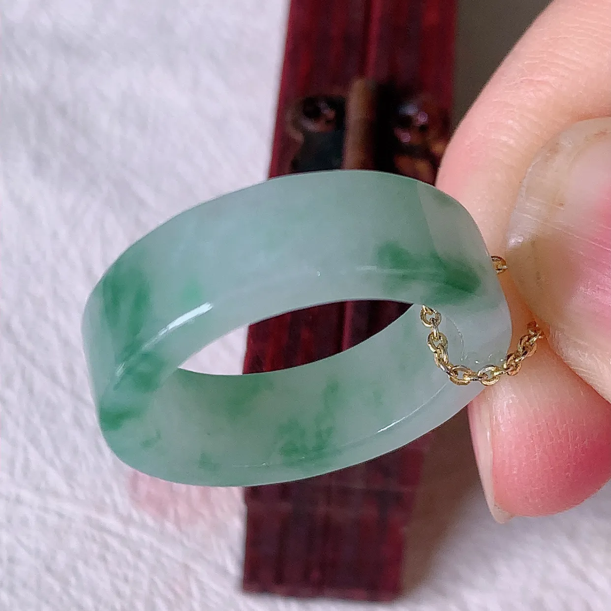 自然光实拍，18.2mm内径冰飘花翡翠指环，玉戒指，玉质莹润，好精美好冰润的指环，18圈口，上手纤巧！#12.22尺寸18.2-6.6*3.2