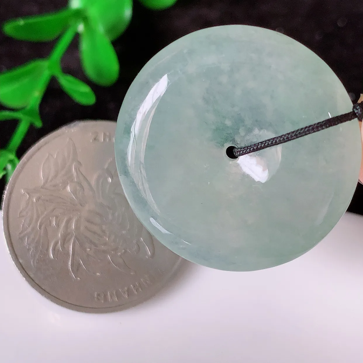 自然光实拍，冰种翡翠平安扣吊坠，形体饱满圆润，平安扣肥嘟嘟的，平平安安，种水很好，莹润通透，冰胶感十足，起光泽。配戴精美！#41.22