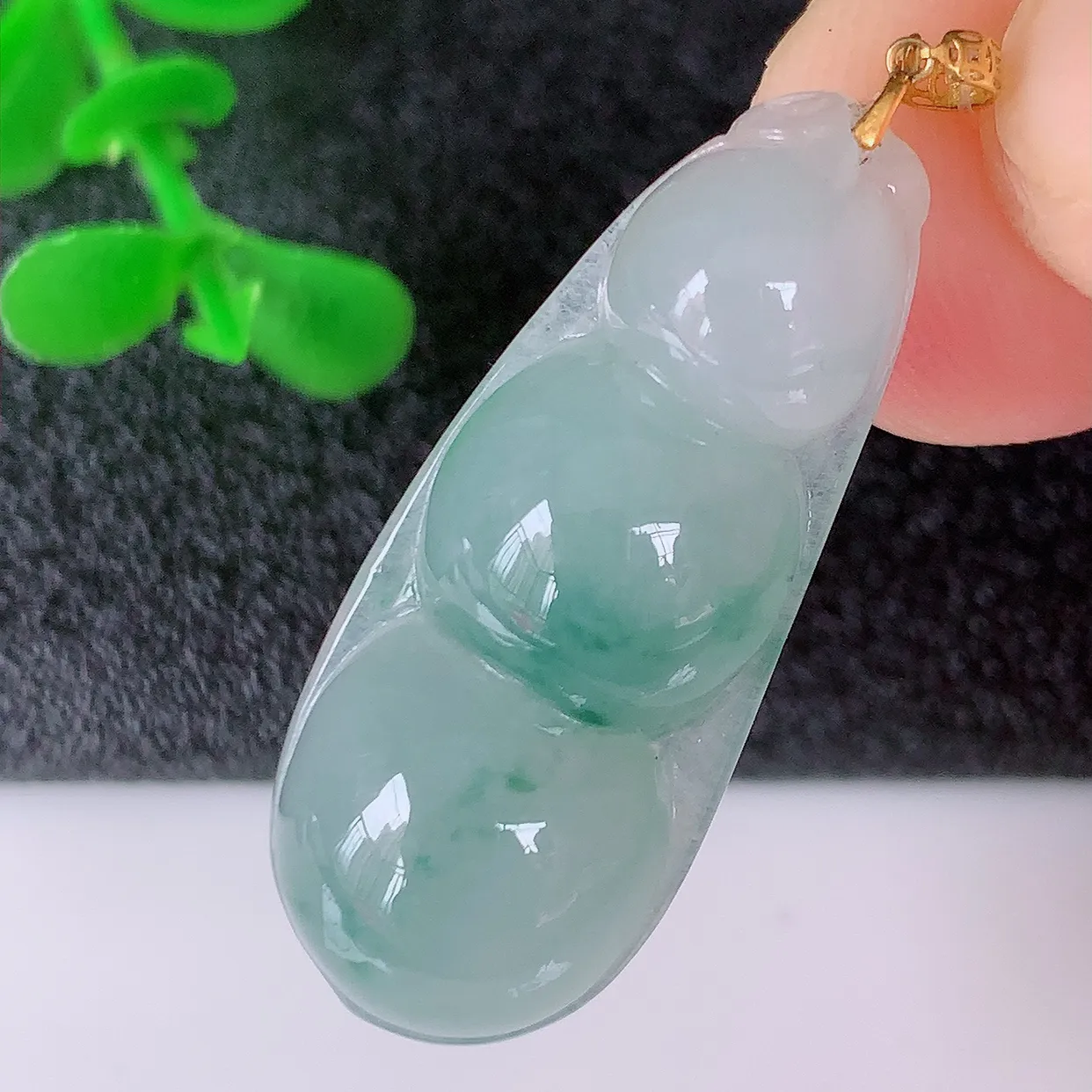 18K金镶嵌冰种飘花翡翠福豆吊坠，平安豆福豆玉坠，冰润通透，豆粒饱满，寓意：豆蔻年华！#49.24
