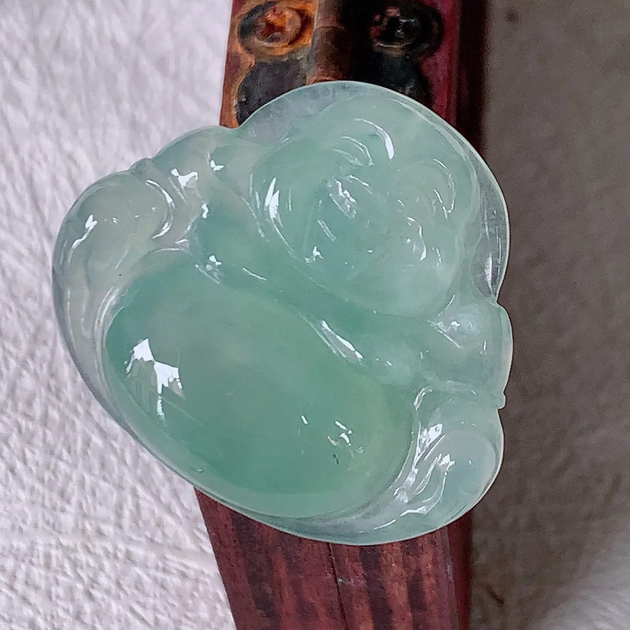 自然光实拍，冰种飘花翡翠佛公，水灵起胶，翠色迷人，佛公在心中，一生平安，饱满圆润，开怀大笑佛公，配戴灵气十足！#57.22
