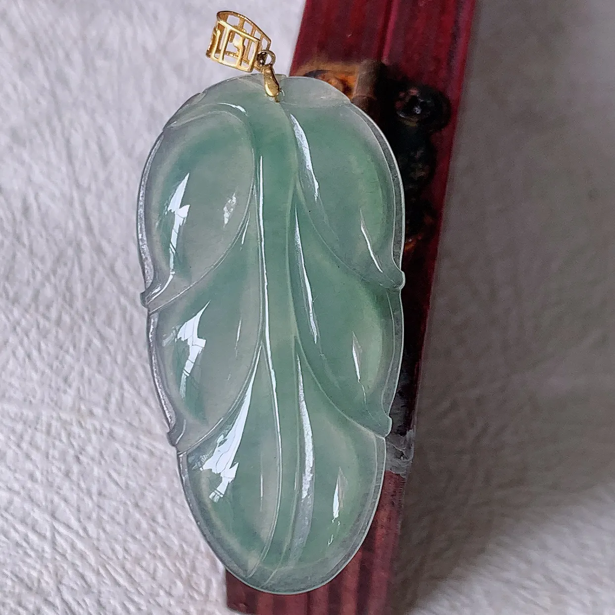 18K金镶嵌冰种翡翠事业有成叶子吊坠，种老水足，雕工精湛 ，寓意美好，佩戴时尚出众！#12.24