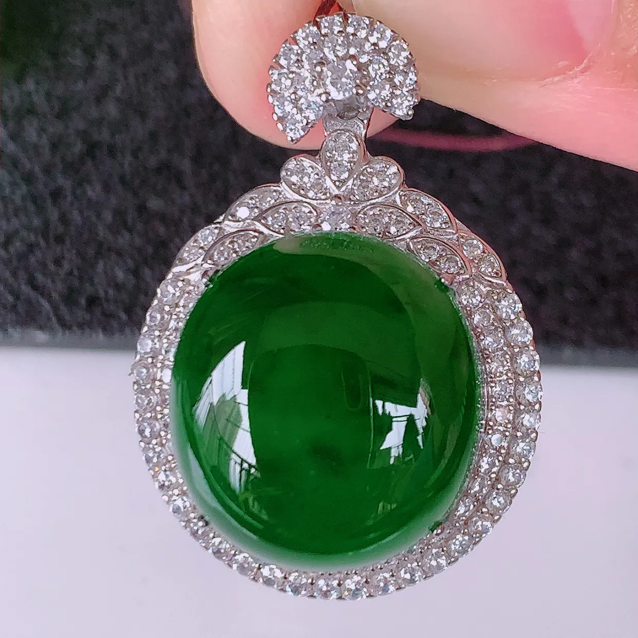 大颗冰透满绿翡翠蛋面925银镶嵌吊坠，自然光实拍，翠色灵动，颜色漂亮，种老水足，品相佳，佩戴佳品！#